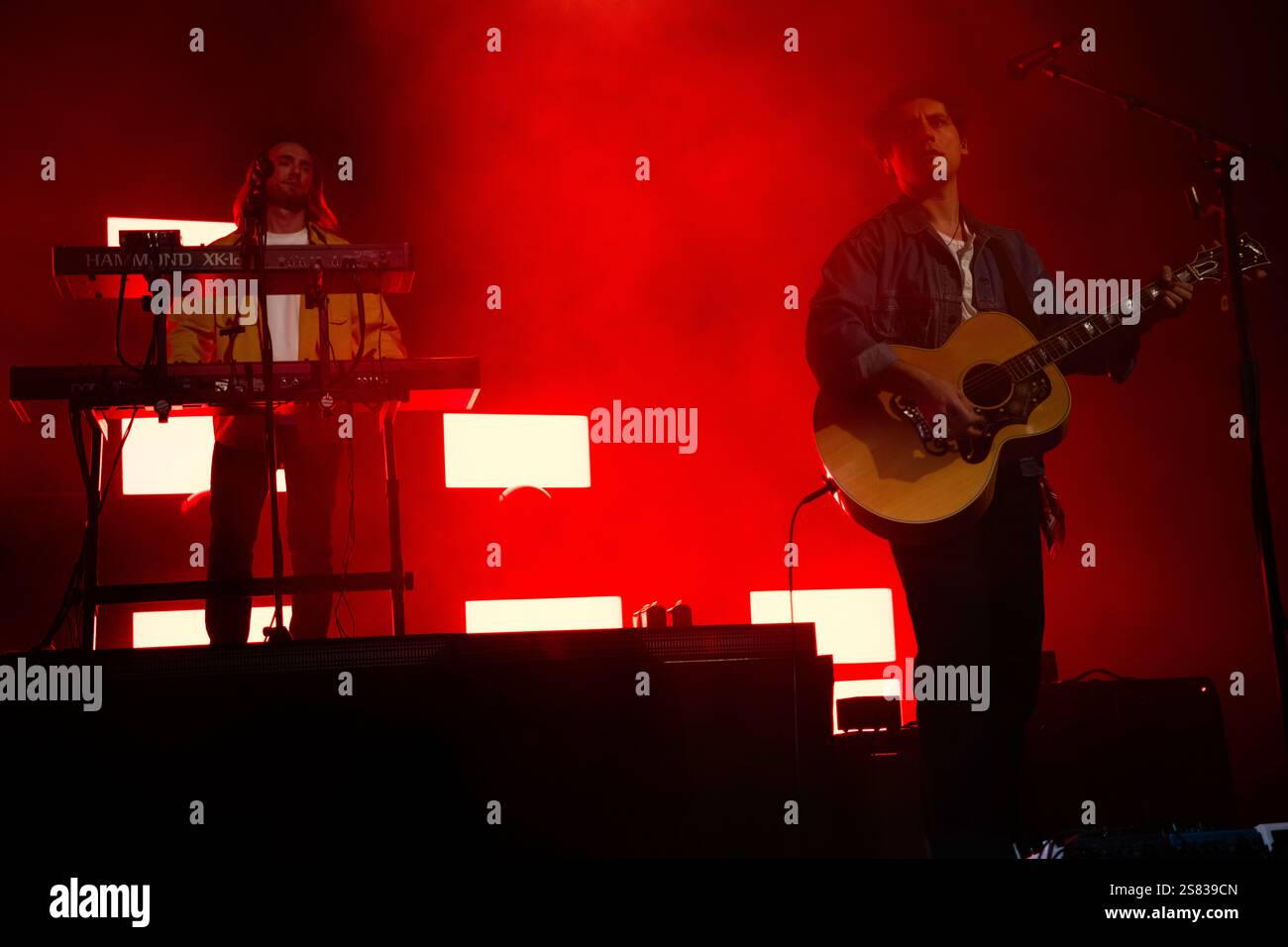 Il chitarrista e compositore britannico, James Bay, si esibisce dal vivo al Columbiahalle di Berlino per il suo Up All Nigh Tour 2025. Foto Stock