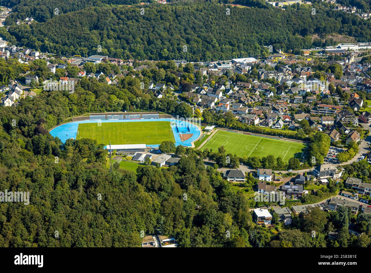 Vista aerea, stadio di calcio Bremenstadion e stadio di atletica del tu Ennepetal 1911 e.V. club sportivo, campo laterale, tribuna e pista da corsa blu, Foto Stock