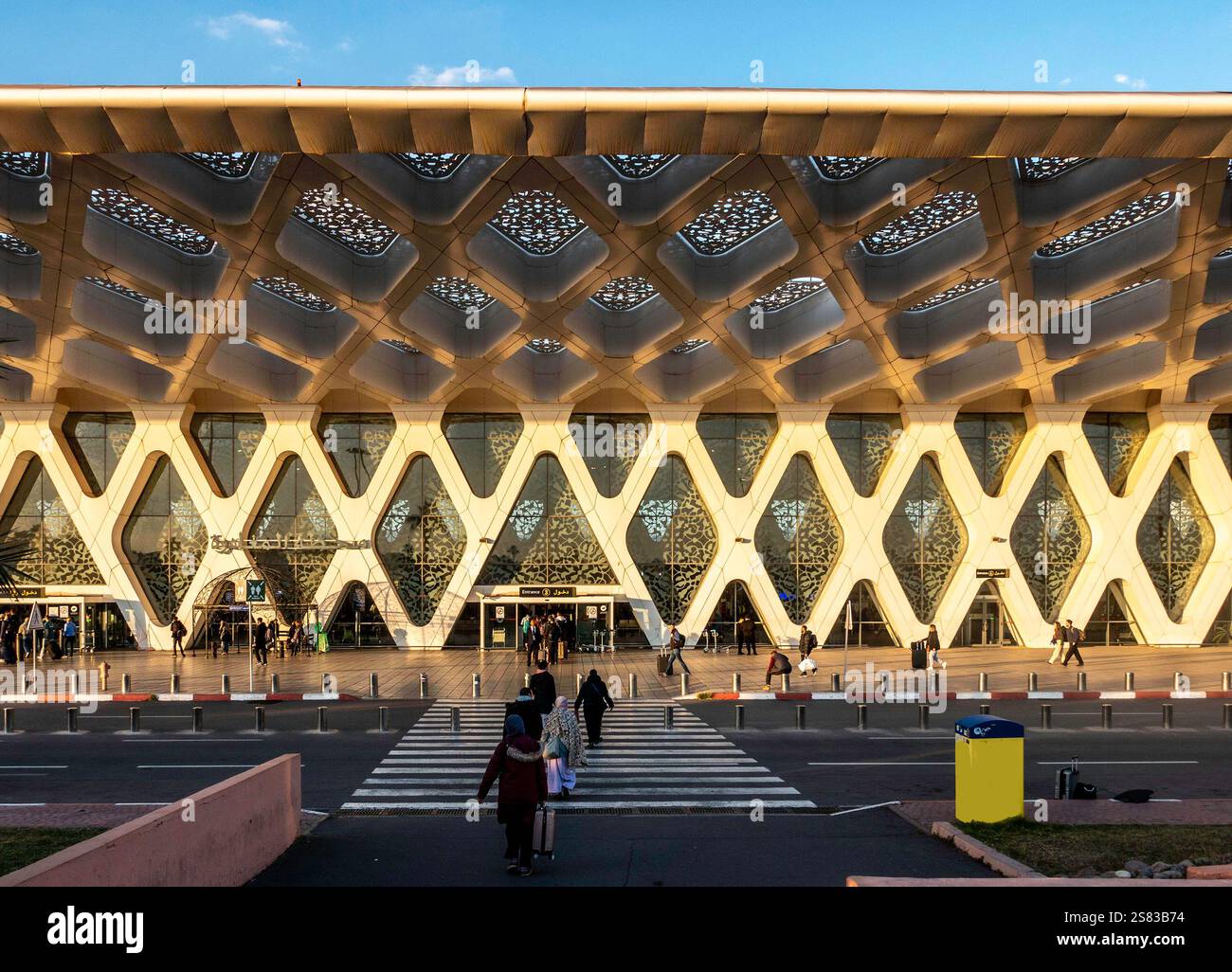 Persone in arrivo per voli dall'aeroporto internazionale Menara di Marrakech, Marocco, Foto Stock