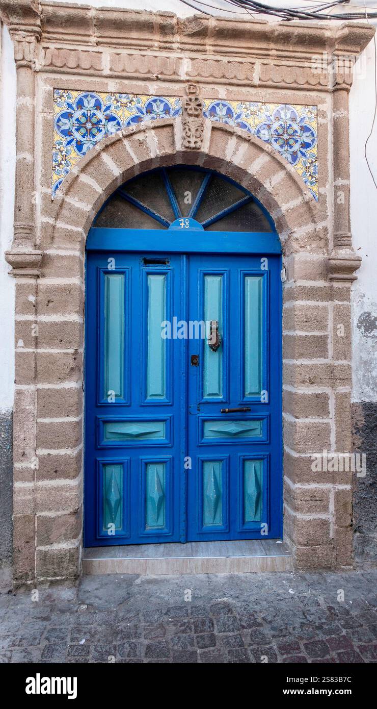 Una delle tante porte insolite e colorate di Essaouira, Marocco. Foto Stock