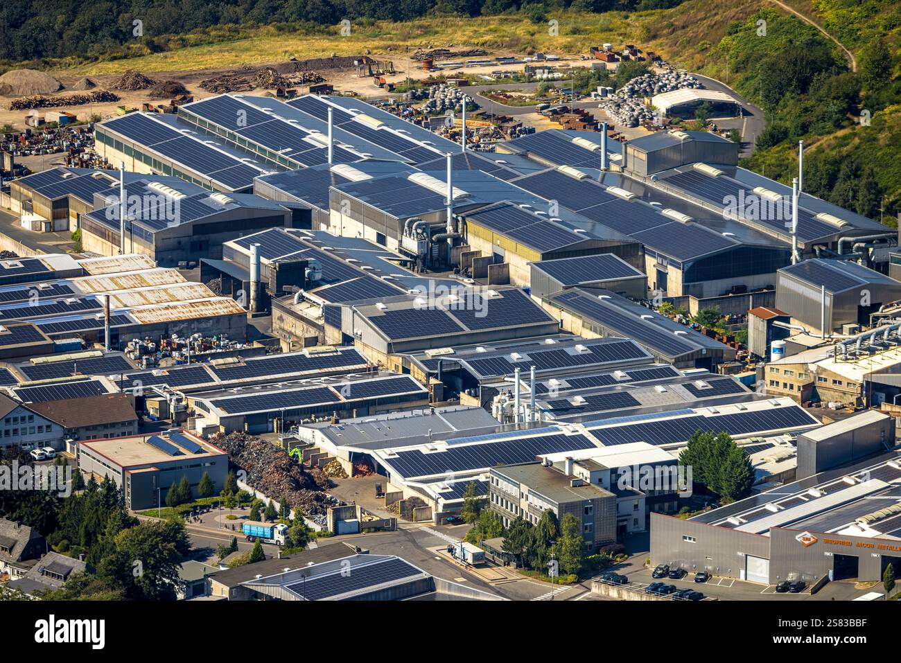 Vista aerea, stabilimento della Siegfried Jacob Metallwerke GmbH, pannelli solari, Voerde, Ennepetal, regione della Ruhr, Renania settentrionale-Vestfalia, Germania Foto Stock
