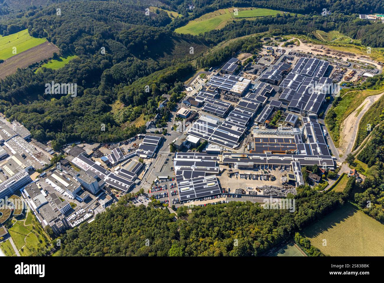 Vista aerea, stabilimento della Siegfried Jacob Metallwerke GmbH con pannelli solari, Voerde, Ennepetal, regione della Ruhr, Renania settentrionale-Vestfalia, Germania Foto Stock
