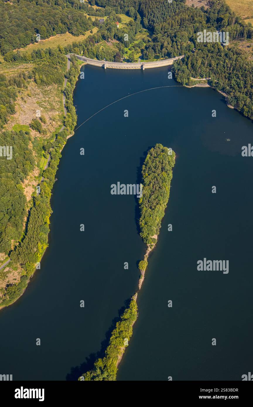 Vista aerea, Ennepetalsperre con mura dighe e isola boscosa, confine con la città Ennepetal, Boßel, Breckerfeld, zona della Ruhr, Renania settentrionale-Vestfalia, Germania Foto Stock
