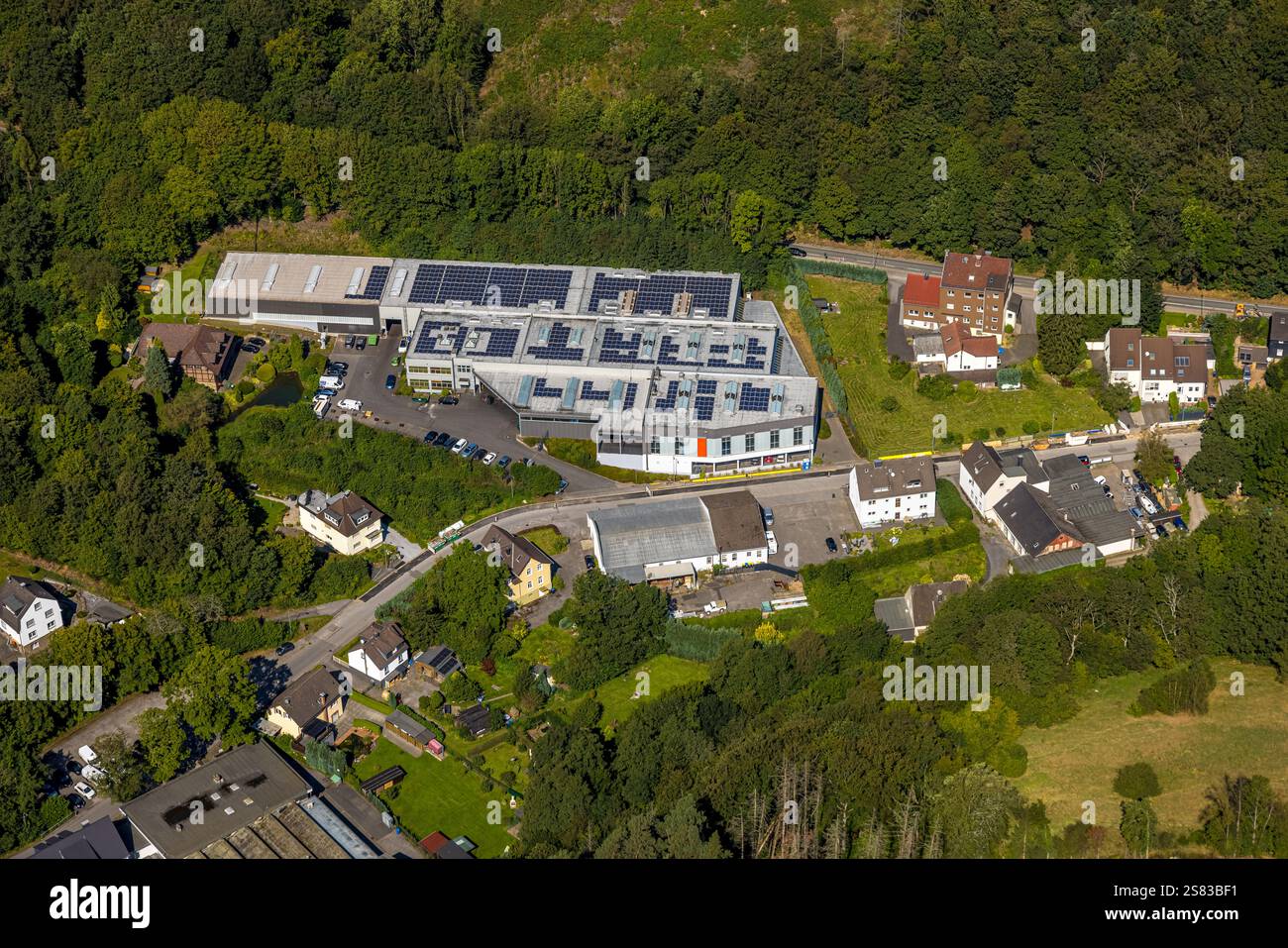 Vista aerea, ENI Spezialschrauben GmbH, società di lavorazione dei metalli con tetto solare, Voerde, Ennepetal, regione della Ruhr, Renania settentrionale-Vestfalia, Germania Foto Stock