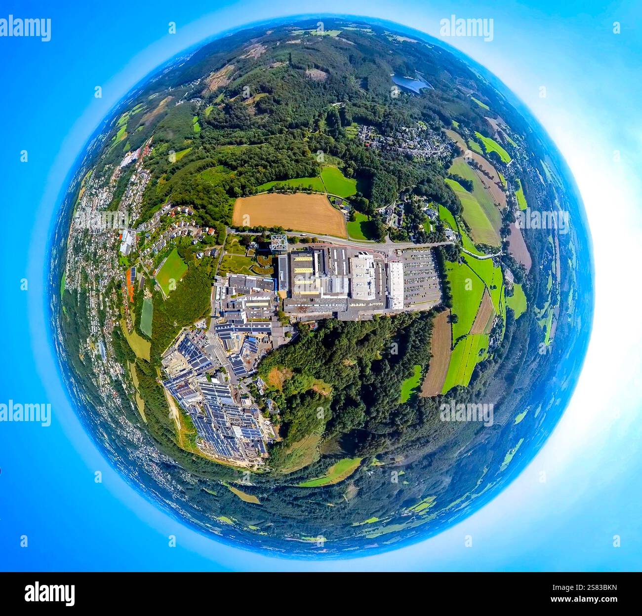 Vista aerea, Dorma Siegfried Jacob Metallwerke GmbH con tetto solare, dormakaba Deutschland GmbH, Earth Globe, fisheye image, 360 gradi image, piccolo wo Foto Stock