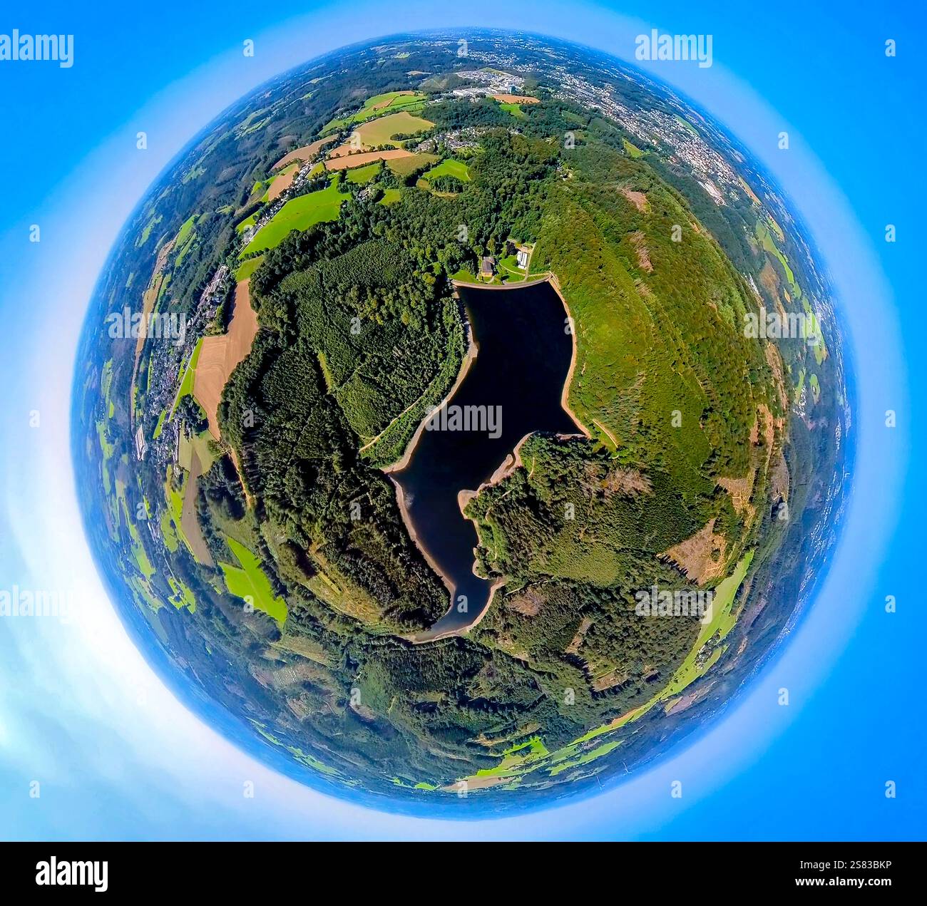 Vista aerea, diga di Hasper con parete della diga nell'area forestale, globo terrestre, immagine fisheye, immagine a 360 gradi, mondo minuscolo, piccolo pianeta, immagine fisheye, Rügg Foto Stock