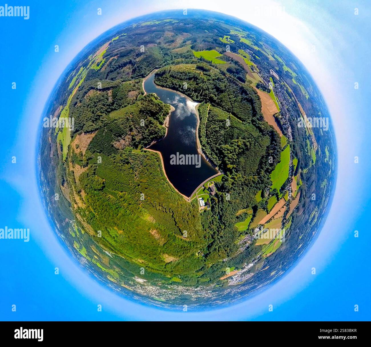 Vista aerea, diga di Hasper con parete della diga nell'area forestale, globo terrestre, immagine fisheye, immagine a 360 gradi, mondo minuscolo, piccolo pianeta, immagine fisheye, Rügg Foto Stock
