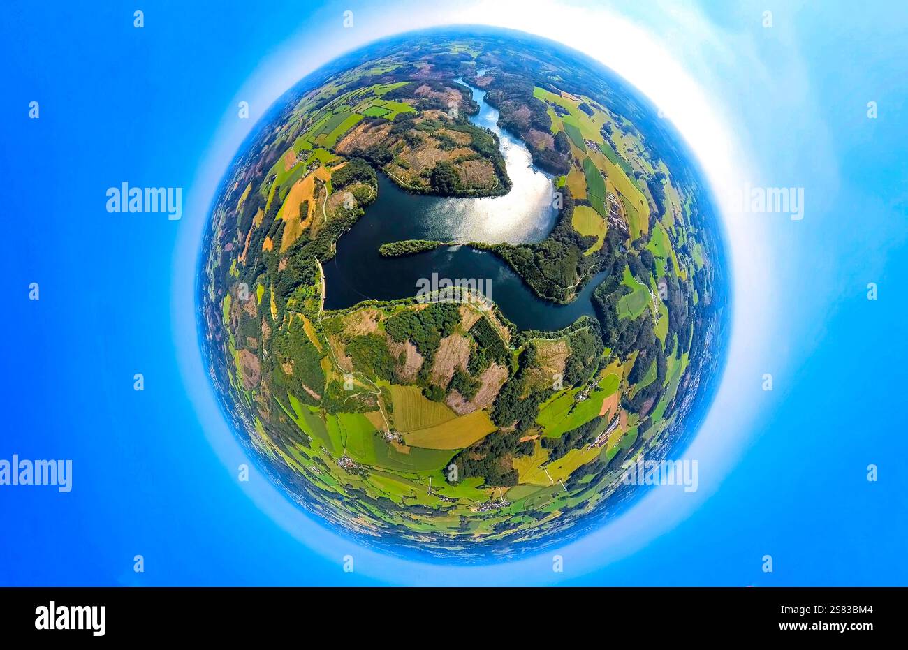 Vista aerea, Ennepetalsperre con parete diga a Breckerfeld circondato da prati e campi, danni alla foresta, globo terrestre, immagine fisheye, imag a 360 gradi Foto Stock