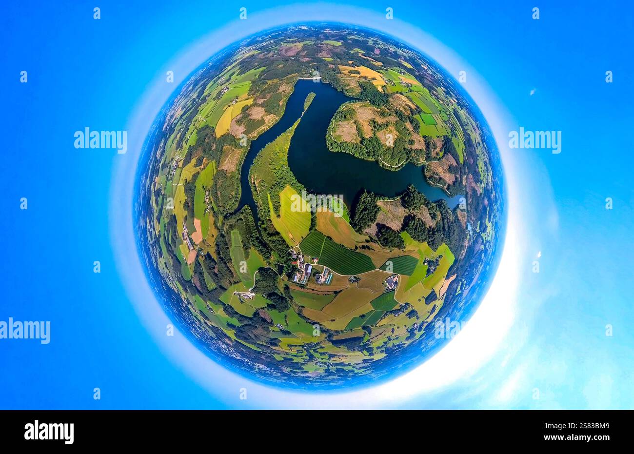 Vista aerea, Ennepetalsperre con parete diga a Breckerfeld circondato da prati e campi, danni alla foresta, globo terrestre, immagine fisheye, imag a 360 gradi Foto Stock