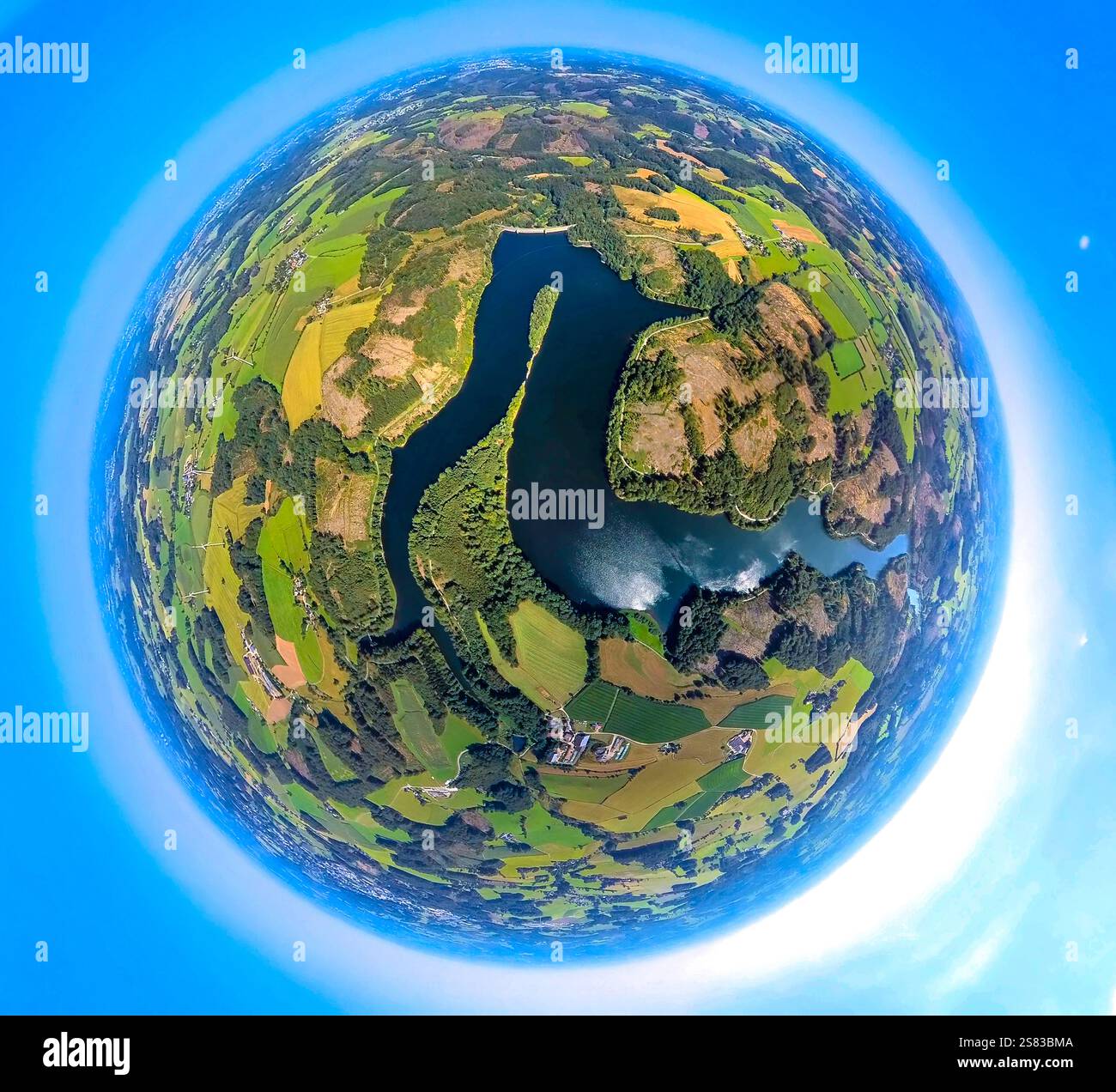 Vista aerea, Ennepetalsperre con parete diga a Breckerfeld circondato da prati e campi, danni alla foresta, globo terrestre, immagine fisheye, imag a 360 gradi Foto Stock