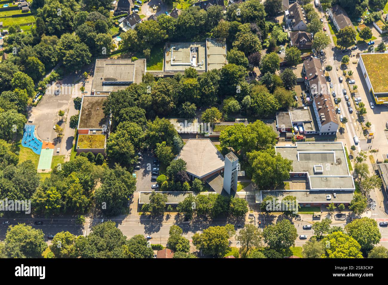 Vista aerea, edificio a tetto piatto della scuola secondaria Hassel e chiesa di Lukas, Hassel, Gelsenkirchen, zona della Ruhr, Renania settentrionale-Vestfalia, Germania Foto Stock