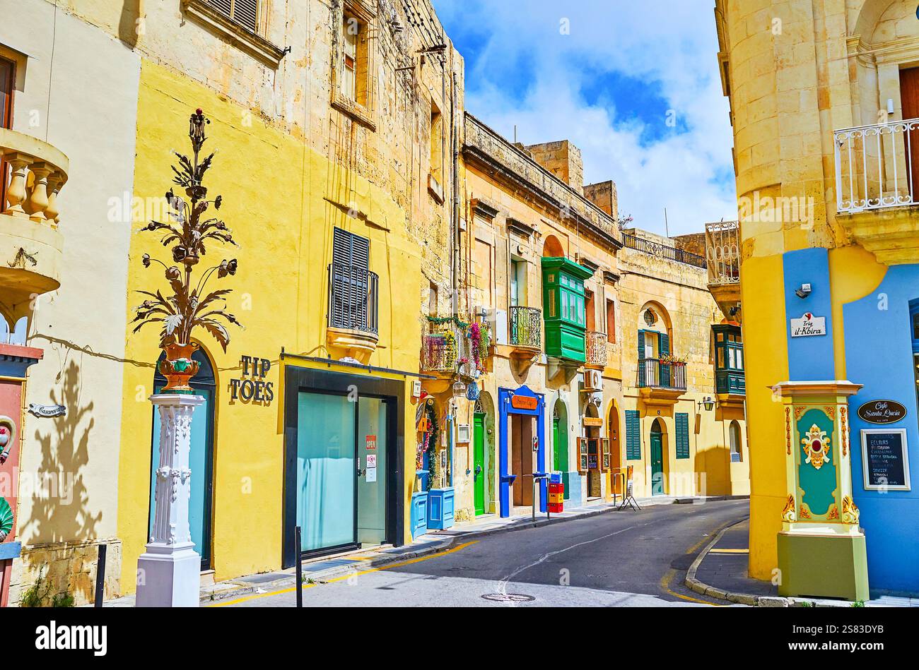 RABAT, MALTA - 16 GIUGNO 2018: La strada turistica con bar e negozi, il 16 giugno a Rabat, Malta Foto Stock