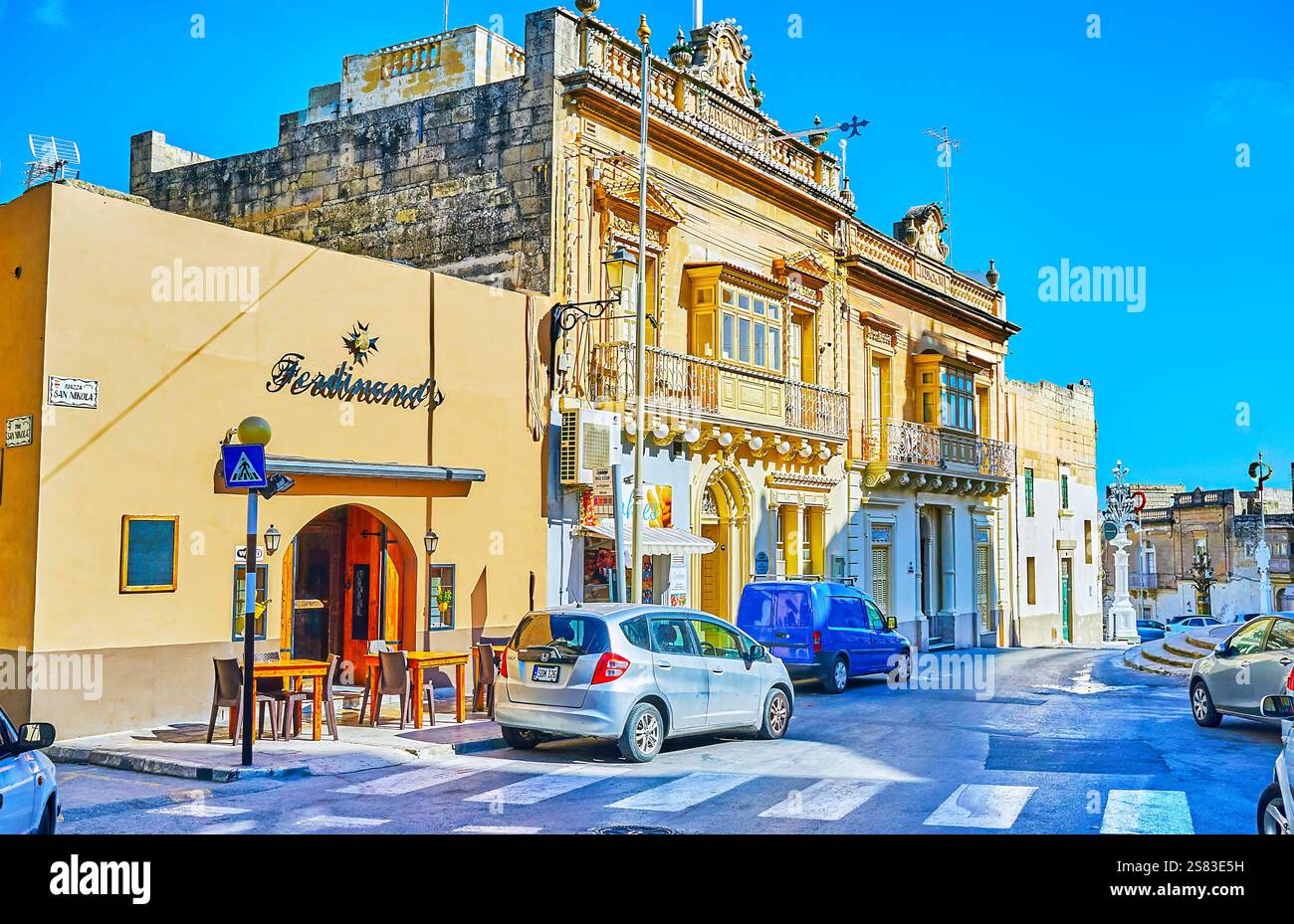 SIGGIEWI, MALTA - 16 GIUGNO 2018: La vista sui caffè e i negozi della città, situato nella via centrale di San Nicola, il 16 giugno a Siggiewi, Malta Foto Stock