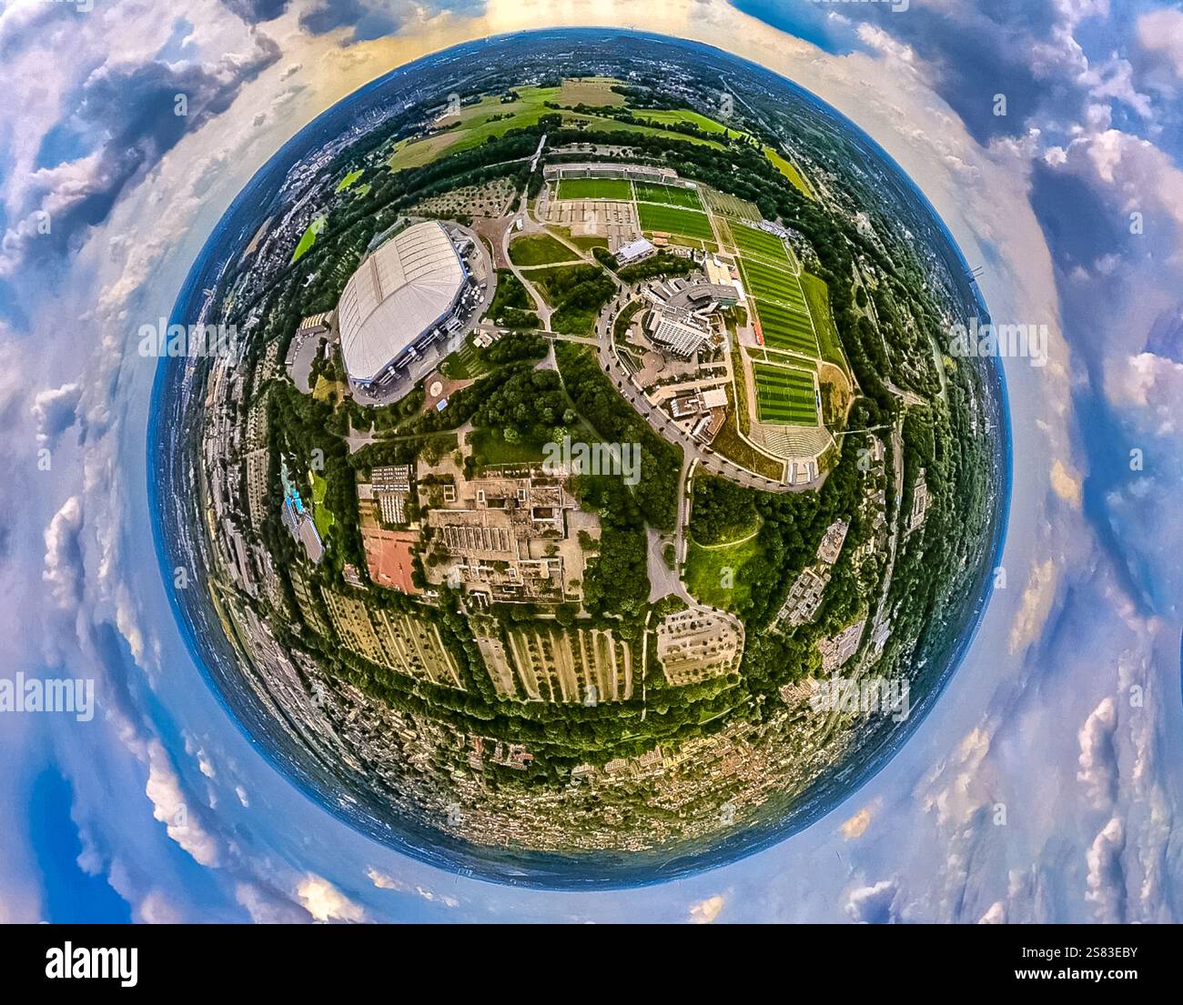 Veduta aerea, Berger Feld con la Veltins-Arena, lo stadio Bundesliga del FC Schalke 04 con tetto chiuso, campi di allenamento e complessi alberghieri per i soggiorni di venerdì Foto Stock