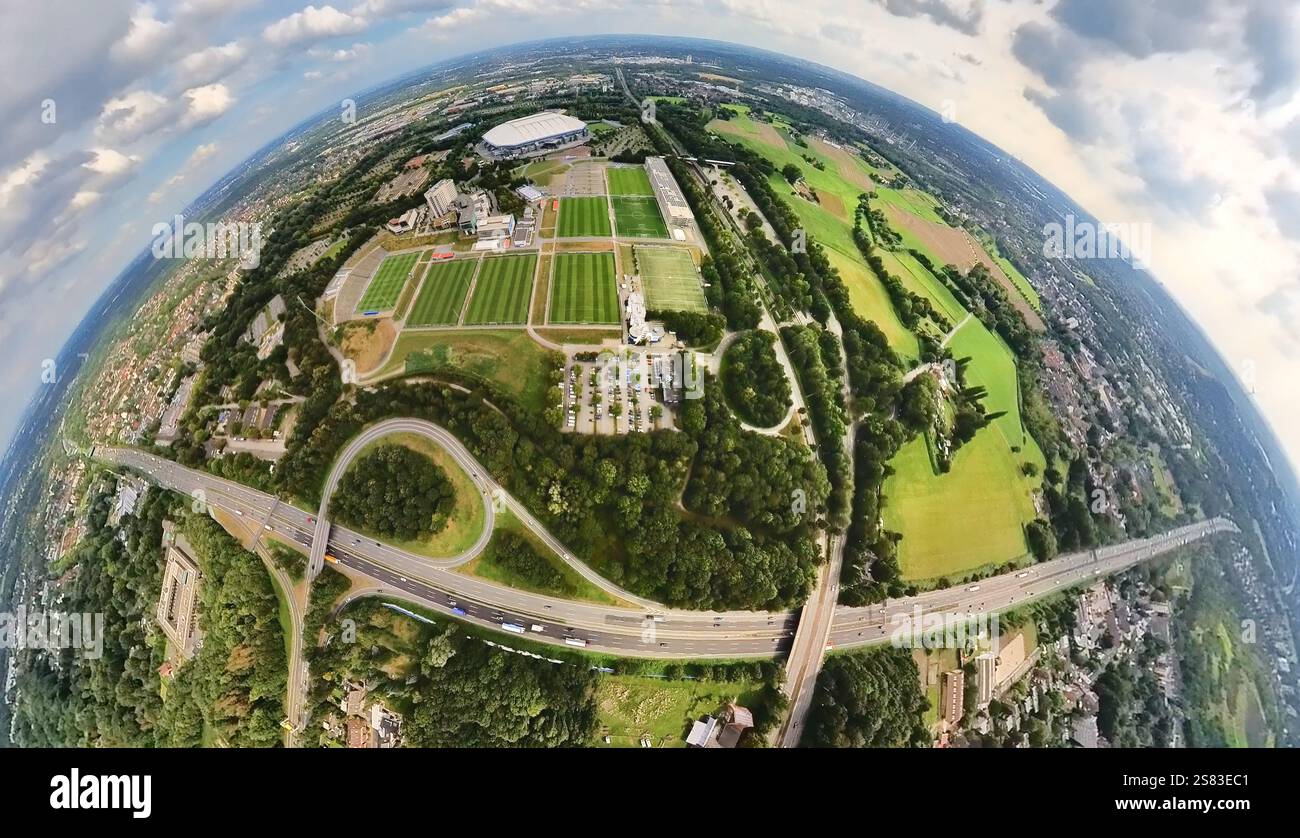 Veduta aerea, Berger Feld con la Veltins-Arena, lo stadio Bundesliga del FC Schalke 04 con tetto chiuso, campi di allenamento e complessi alberghieri per i soggiorni di venerdì Foto Stock
