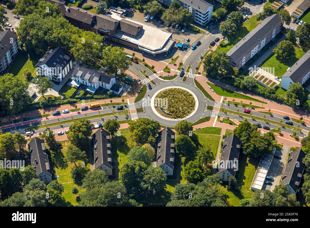 Vista aerea, traffico stradale e cerchio di traffico piantato Horster Straße e Wiesmannstraße, pista ciclabile segnalata in rosso, scritta Gladbeck nella colorata capitale Foto Stock