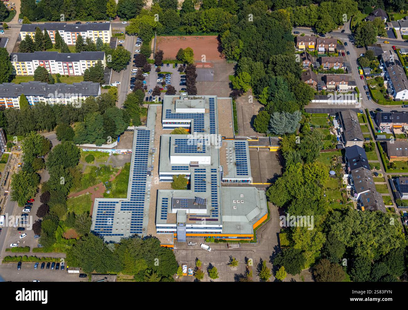 Vista aerea, Ingeborg-Drewitz Comprehensive School con tetto solare, Rentfort, Gladbeck, regione della Ruhr, Renania settentrionale-Vestfalia, Germania Foto Stock