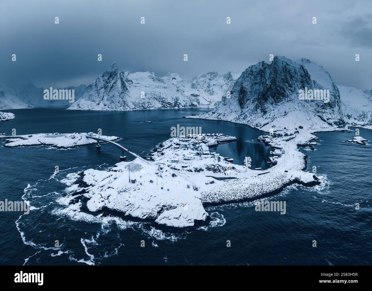 Vista aerea delle isole Lofoten, Reine, Norvegia e il villaggio di pescatori di Hamnoy con le case rosse rorbuer in un paesaggio naturale invernale Foto Stock