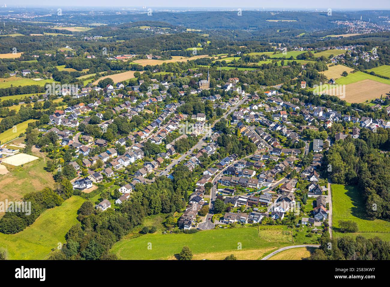 Vista aerea, zona residenziale, vista del quartiere di Silschede e della chiesa protestante sullo sfondo, Silschede, Gevelsberg, zona della Ruhr, Renania settentrionale-W Foto Stock