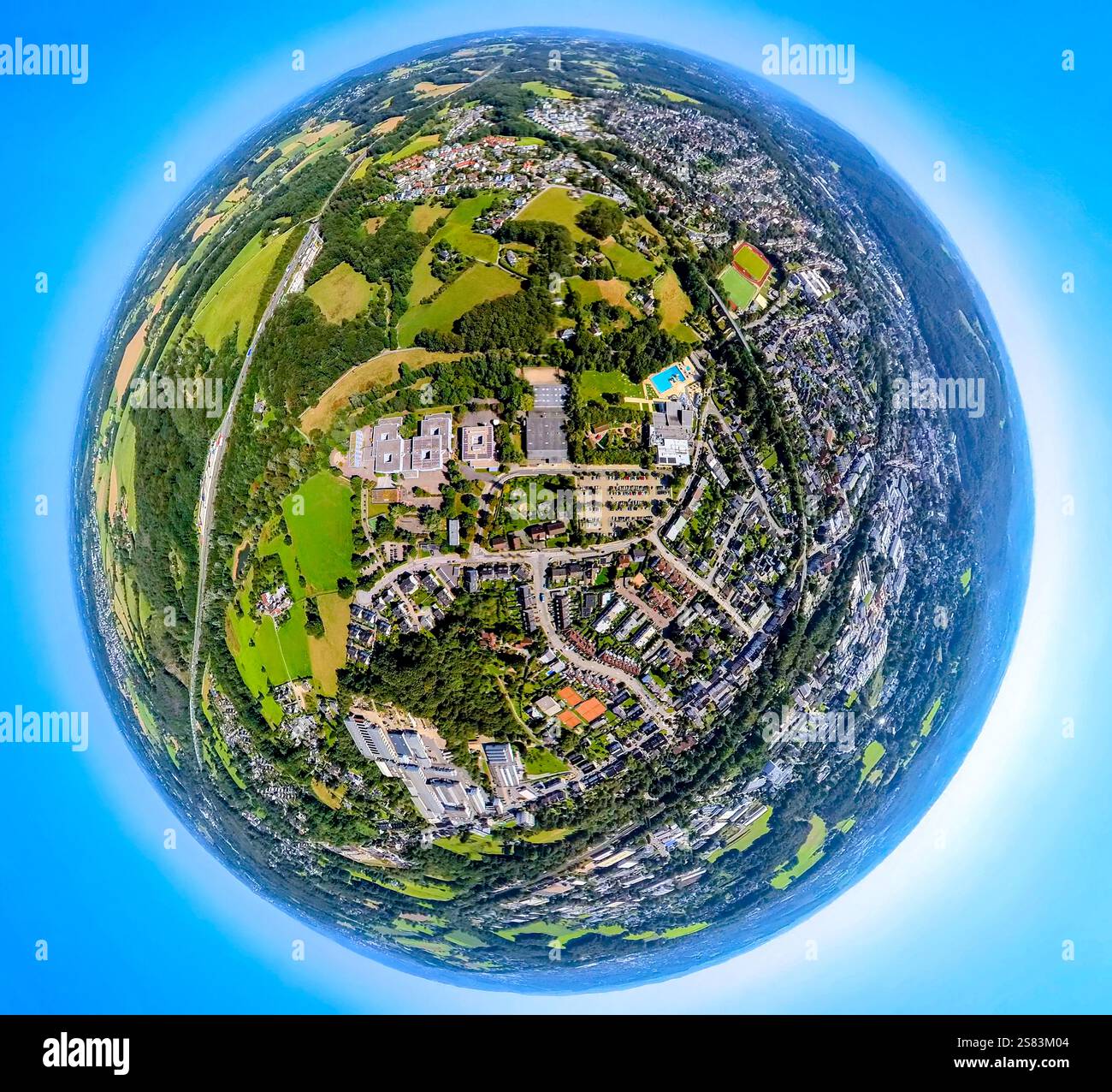 Vista aerea, centro scolastico con scuola secondaria e scuola di grammatica Gevelsberg, nuoto a Gevelsberg con piscina all'aperto, globo, immagine fisheye, 360 de Foto Stock