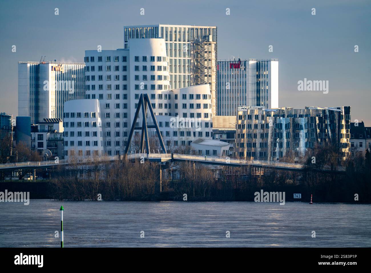 Edifici nel Medienhafen di Düsseldorf, edifici Gehry, Neuer Zollhof e dietro di esso l'edificio per uffici RWI, Reno, Renania settentrionale-Vestfalia, Germania Foto Stock