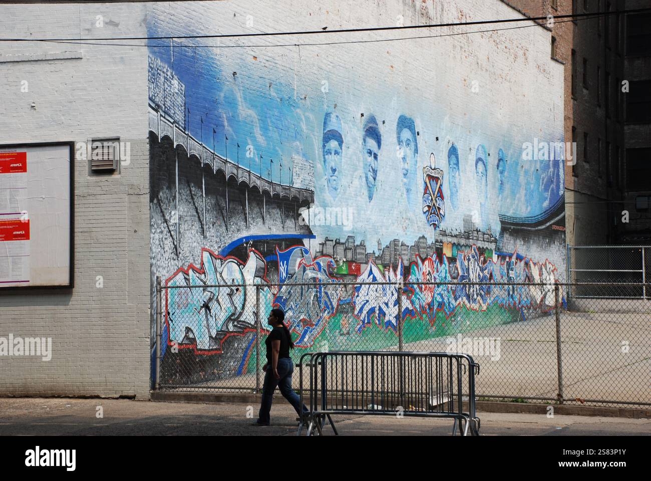Incredibile murale di giocatori di baseball della hall of Fame, tra cui Babe Ruth, sul lato dello Yankee Stadium di New York. Foto Stock