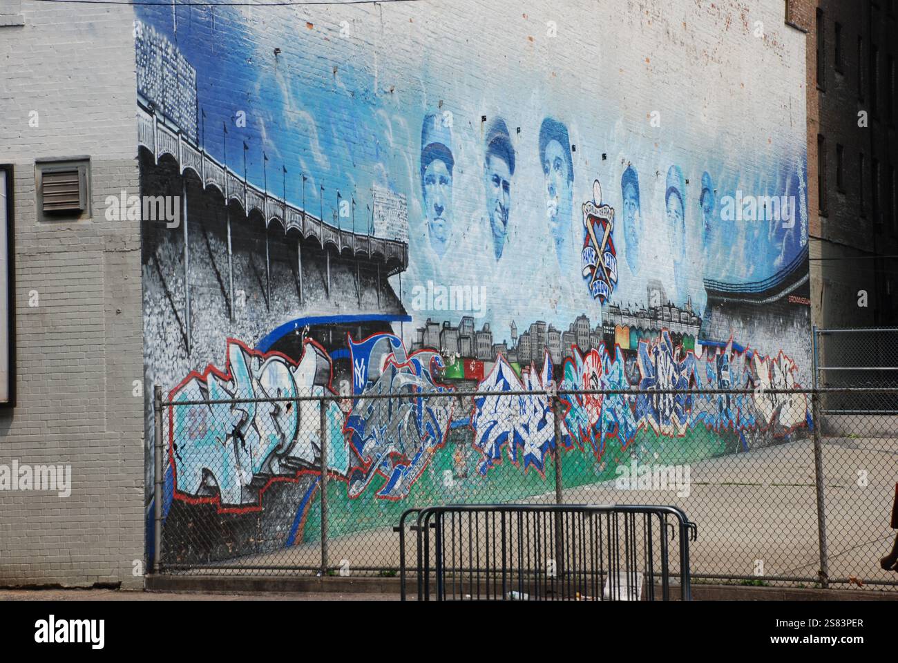 Incredibile murale di giocatori di baseball della hall of Fame, tra cui Babe Ruth, sul lato dello Yankee Stadium di New York. Foto Stock