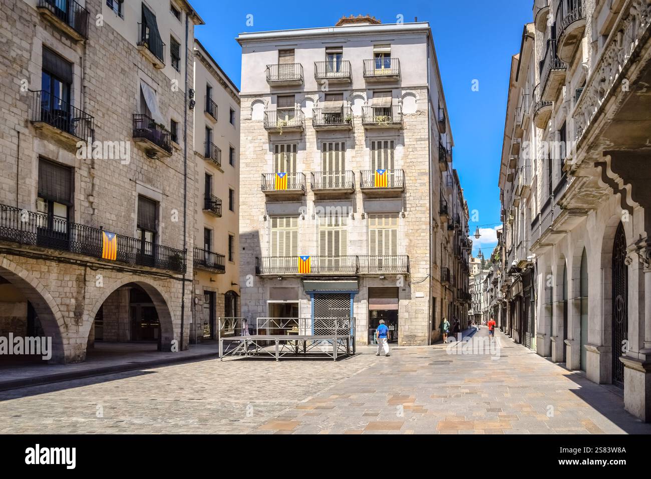 Incantevoli case in pietra sulla piazza del vino (Placa del vi), Girona, Catalogna, Spagna. Foto Stock