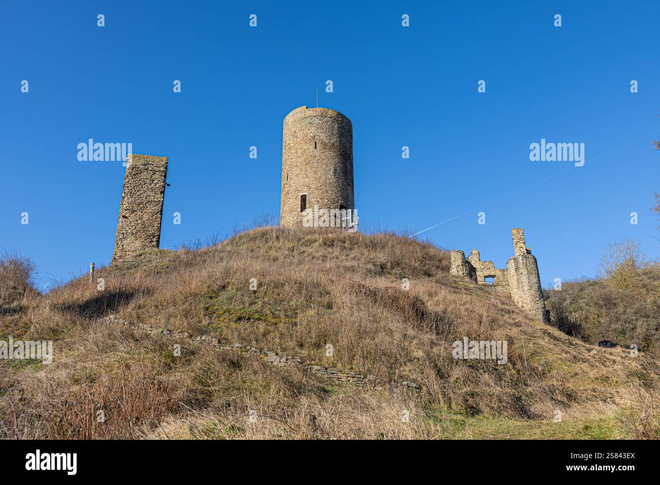 Monreal im Winter Der Ort Monreal an der Elz im Kreis Mayen Coblenza mit seinem historischen Ortskern unterhalb der Löwenburg. Monreal Rheinland-Pfalz Deutschland *** Monreal in inverno il villaggio di Monreal sul fiume Elz nel distretto di Mayen Coblenza con il suo centro storico sotto il castello di Löwenburg Monreal Renania-Palatinato Germania Copyright: XBonn.digitalx/xMarcxJohnx Foto Stock