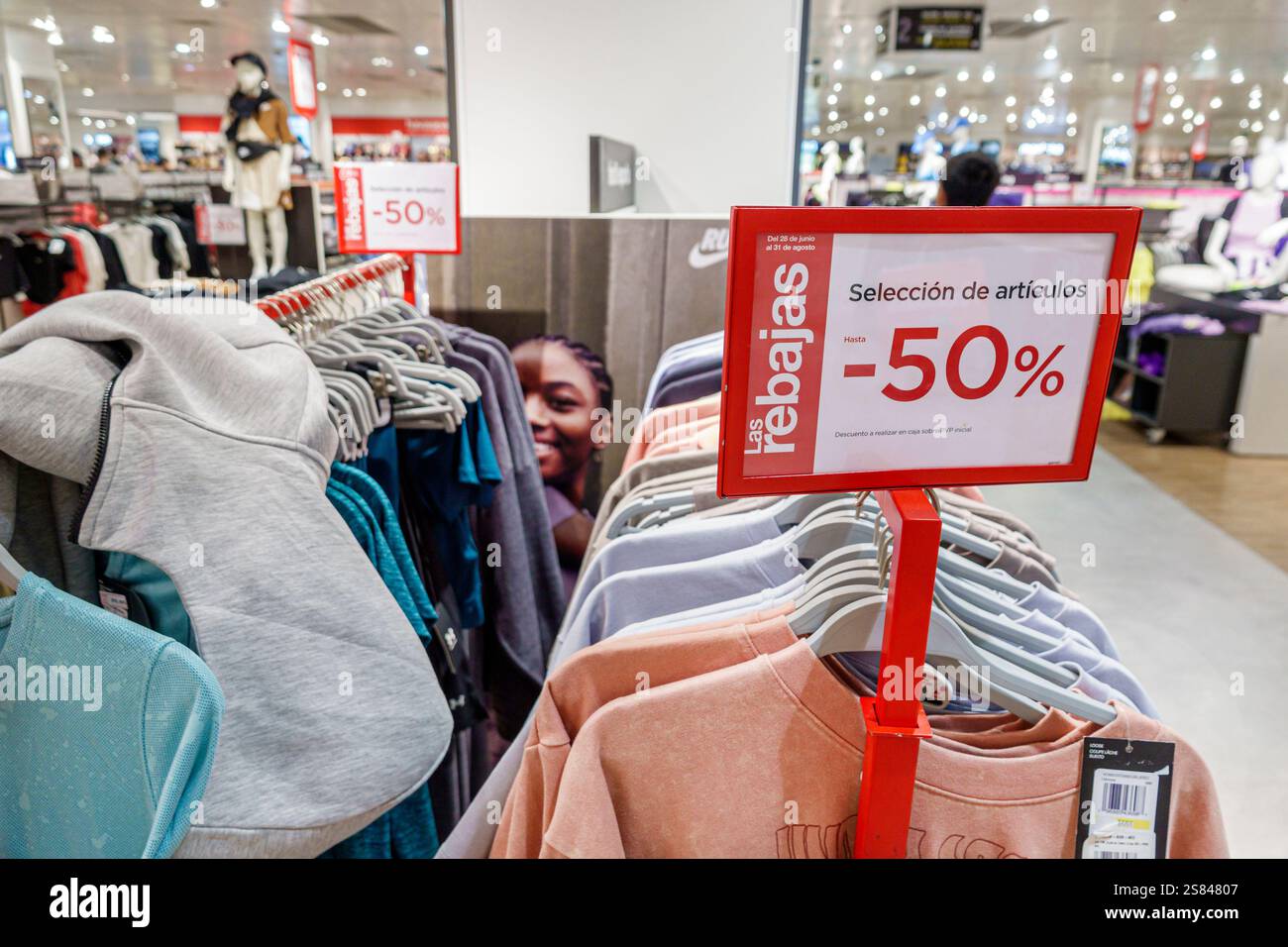 Barcellona, Spagna Les Corts, Avinguda Diagonal, El Corte Ingles, grandi magazzini, negozi all'interno dell'esposizione di saldi interni, sconti sull'abbigliamento, Las Rebajas, vendita Foto Stock