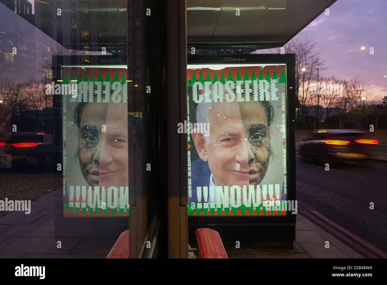 Londra, Regno Unito. 20 gennaio 2025. Un poster del primo ministro israeliano Benjamin Netanyahu appare in un rifugio per autobus fuori dall'ambasciata degli Stati Uniti a Nine Elms di Londra, chiedendo un cessate il fuoco. Un accordo per la cessazione dei combattimenti tra Israele e Hamas è ora entrato in vigore, ponendo fine alle ostilità - almeno in linea di principio, per il momento. Credito: Fotografia dell'undicesima ora/Alamy Live News Foto Stock