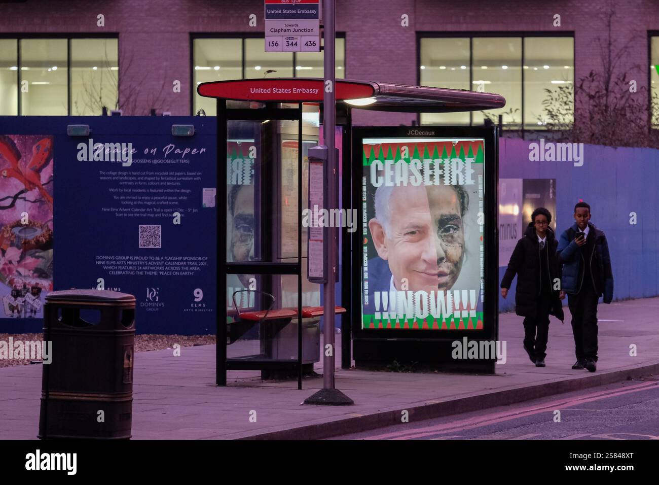 Londra, Regno Unito. 20 gennaio 2025. Un poster del primo M8nister israeliano Benjamin Netanyahu appare in un rifugio di autobus fuori dall'ambasciata degli Stati Uniti a Nine Elms di Londra, chiedendo un cessate il fuoco. Un accordo per la cessazione dei combattimenti tra Israele e Hamas è ora entrato in vigore, ponendo fine alle ostilità, almeno in linea di principio, per il momento. Credito: Fotografia dell'undicesima ora/Alamy Live News Foto Stock