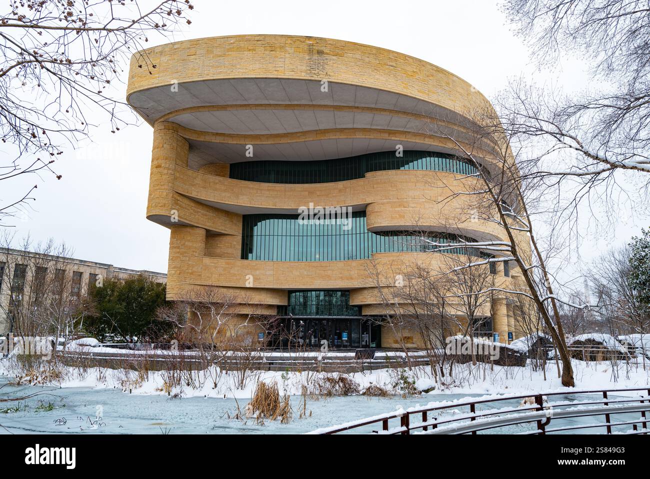Foto dell'ingresso e dell'area giardino del National Museum of the American Indian in un giorno d'inverno. Foto Stock