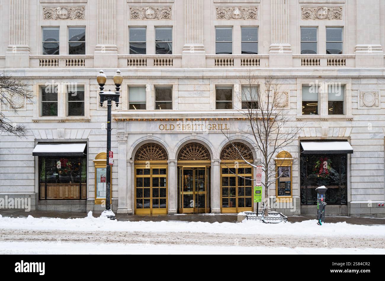 Ingresso all'Old Ebbitt Grill sulla 15th St. NW. Il saloon più antico della città è una popolare zona d'acqua per i politicos nuovi e vecchi. Foto Stock