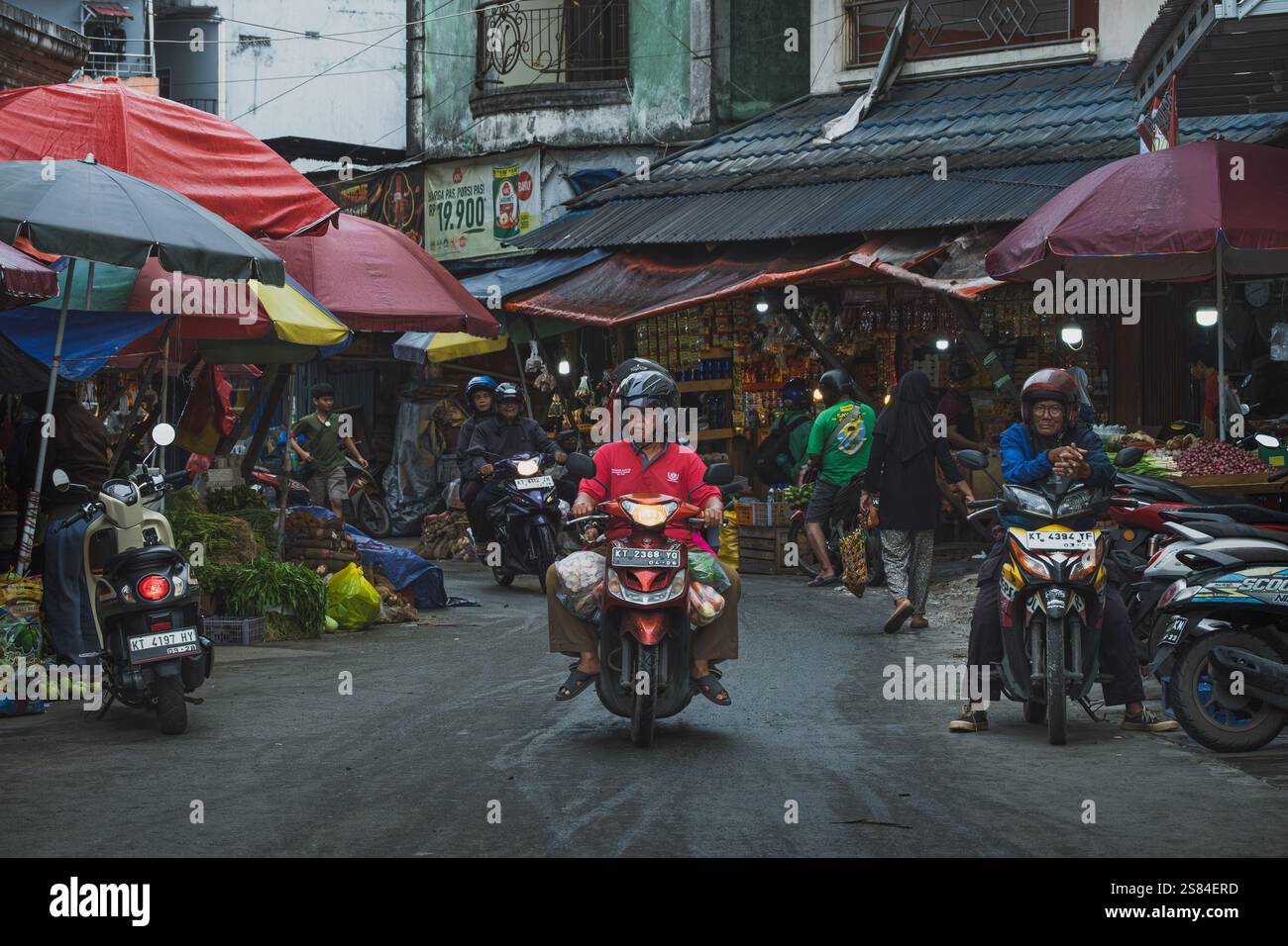 Balikpapan, Indonesia - 25 dicembre 2024. Un flusso costante di persone, sia venditori che acquirenti, si sposta attraverso il mercato di Pasar Pandan Sari. Foto Stock