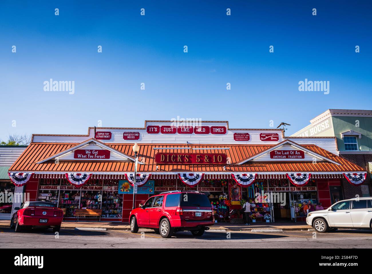 Branson, MO USA - 24 aprile 2018: Dicks 5 e 10 è un negozio di lunga data che trasporta caramelle vecchio stile, giocattoli retrò e articoli vintage-chic. Foto Stock