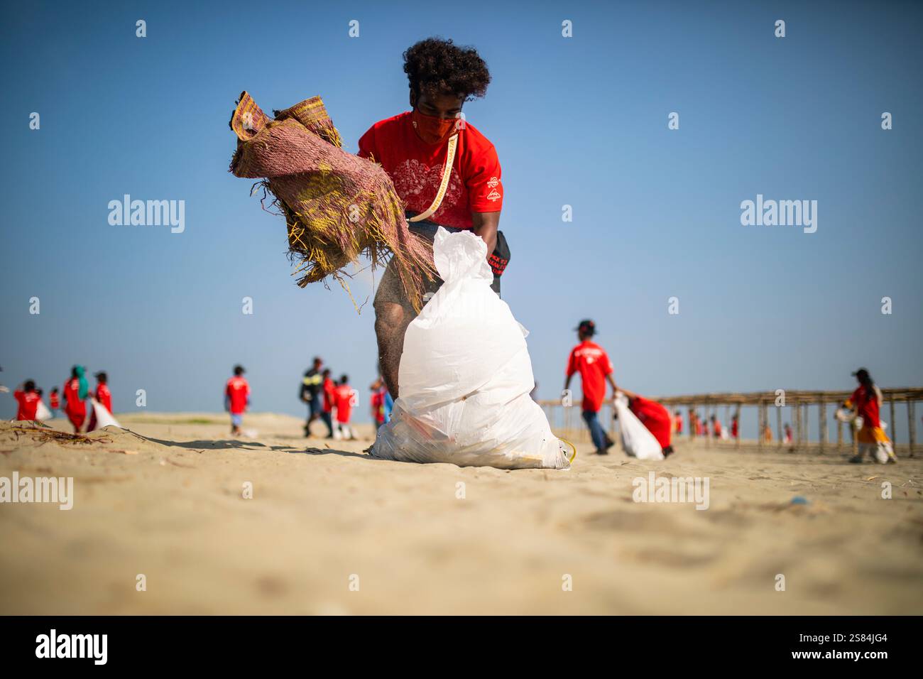 Partecipare volontariamente alla pulizia della spiaggia dell'isola di Saint Martin nell'ambito dell'International Coastal Cleanup, organizzato da Keokradong Bangladesh, Foto Stock