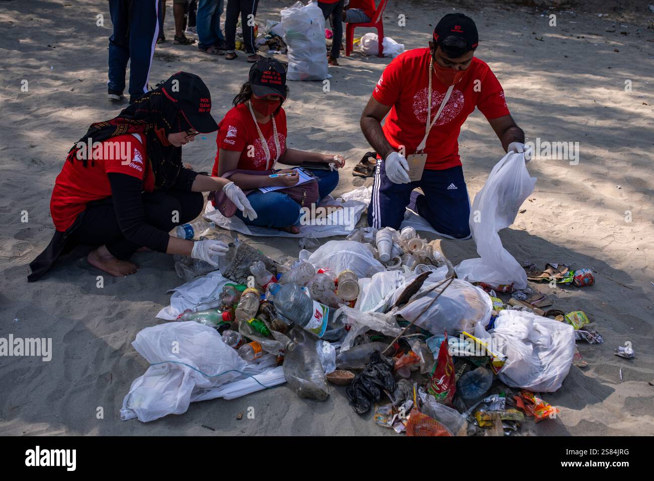 Partecipare volontariamente alla pulizia della spiaggia dell'isola di Saint Martin nell'ambito dell'International Coastal Cleanup, organizzato da Keokradong Bangladesh, Foto Stock