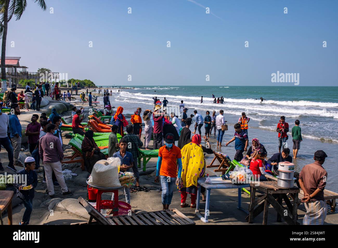 Partecipare volontariamente alla pulizia della spiaggia dell'isola di Saint Martin nell'ambito dell'International Coastal Cleanup, organizzato da Keokradong Bangladesh, Foto Stock