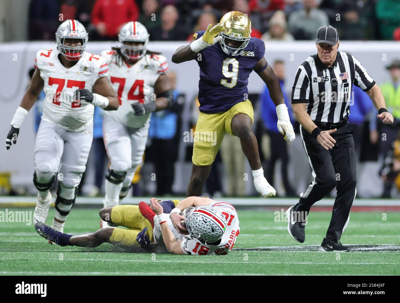 Atlanta, Stati Uniti. 20 gennaio 2025. L'uomo della linea difensiva di Notre Dame RJ Oben (9) salta sul quarterback dell'Ohio State Will Howard (18) dopo essere caduto nel quarto quarto periodo nella partita del campionato nazionale di football del college 2025 al Mercedes-Benz Stadium di Atlanta, Georgia, lunedì 20 gennaio 2025. Foto di Aaron Josefczyk/UPI credito: UPI/Alamy Live News Foto Stock