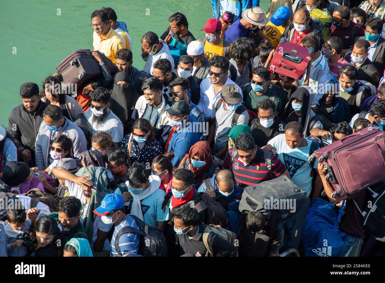 I turisti affollano il molo di Saint Martin Island, Teknaf, Cox's Bazar, per salire a bordo di un traghetto e lasciare Saint Martin's Island. Foto Stock