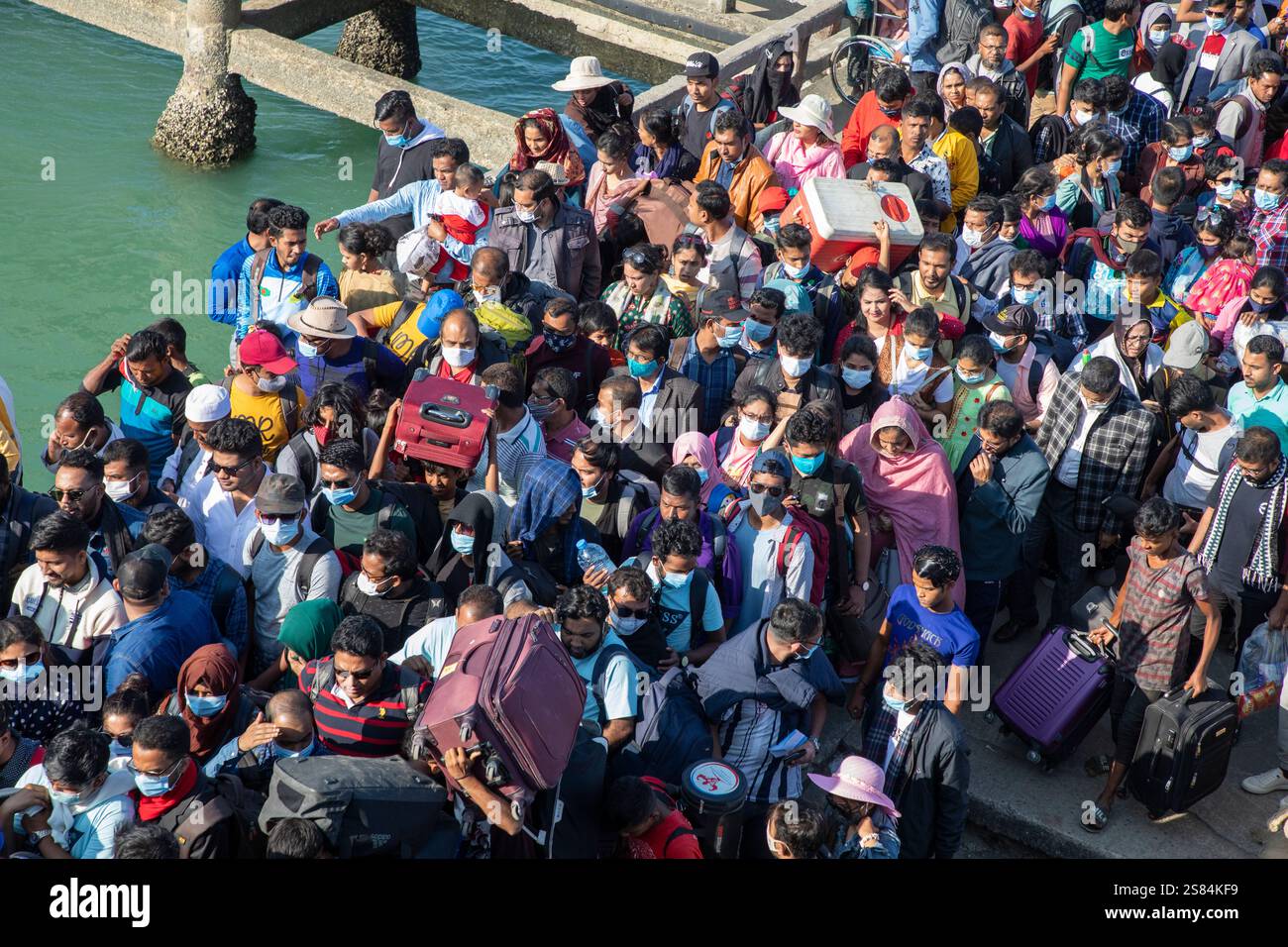 I turisti affollano il molo di Saint Martin Island, Teknaf, Cox's Bazar, per salire a bordo di un traghetto e lasciare Saint Martin's Island. Foto Stock