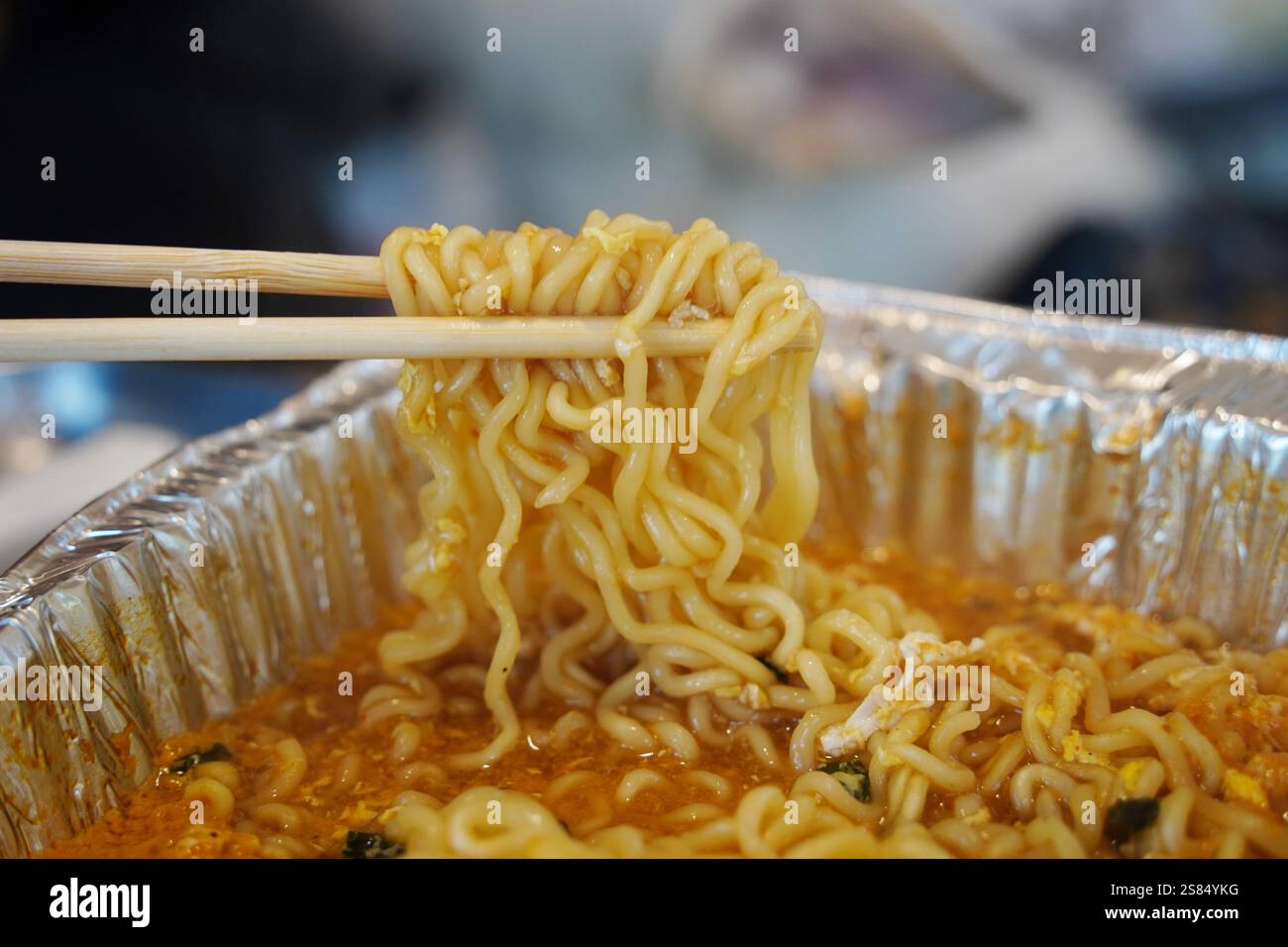 Il ramen istantaneo coreano è stato bollito in una piastra di alluminio usa e getta Foto Stock