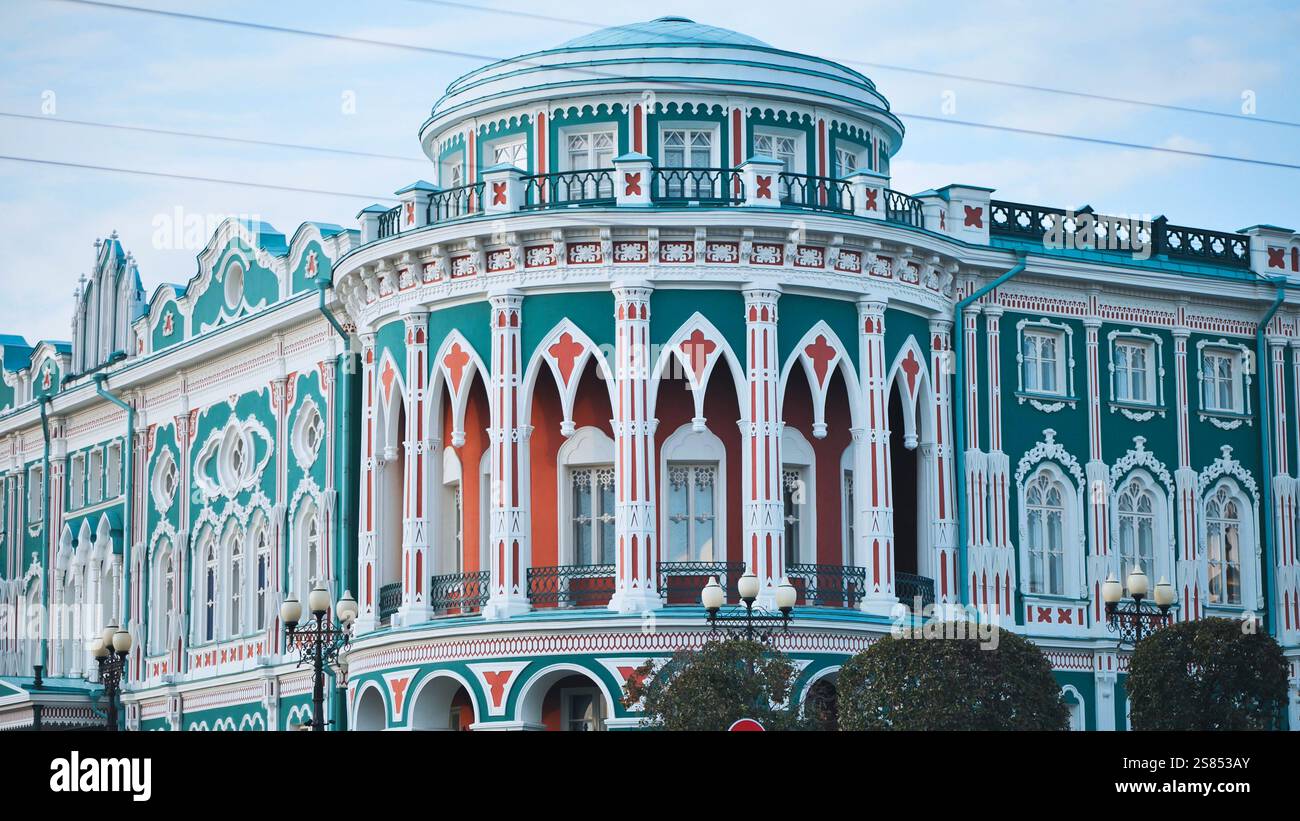 Facciata neogotica dell'università a krasnoyarsk, russia, che mette in risalto l'eleganza architettonica con una rotonda decorativa Foto Stock
