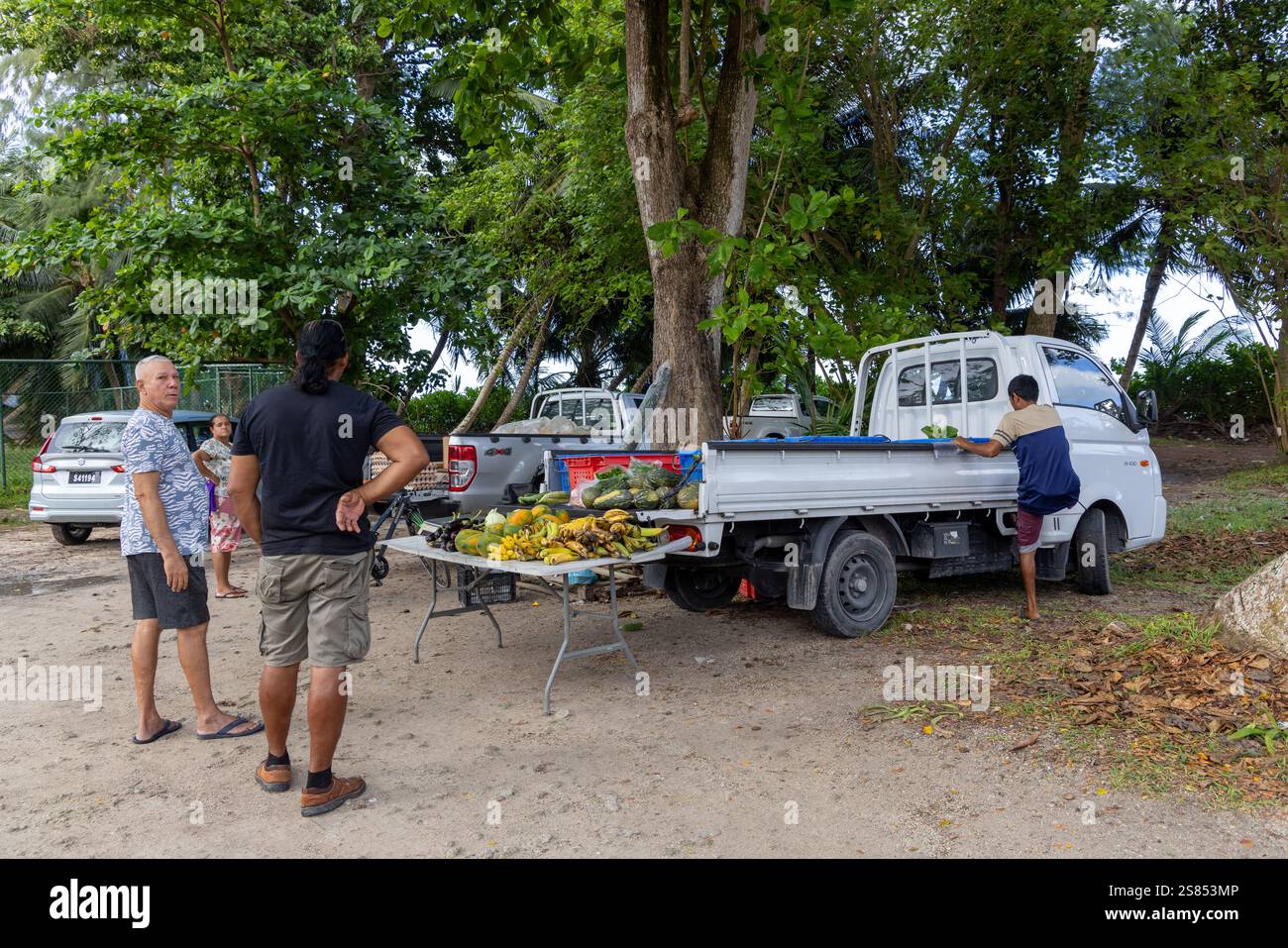 Agricoltori che vendono il loro cibo direttamente, Grand Anse, Seychelles Foto Stock