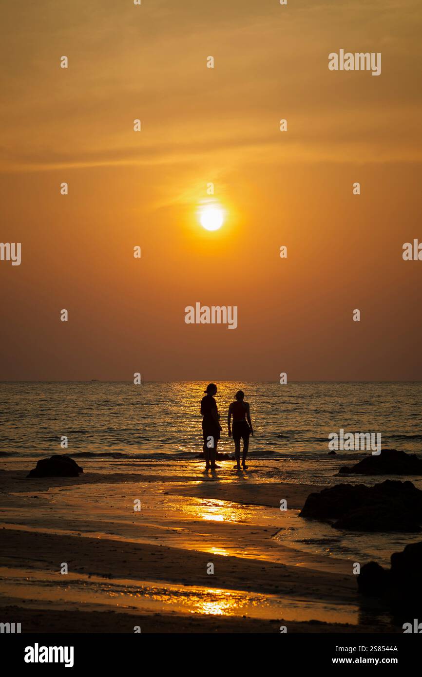 Bellissimo paesaggio di due persone a Long Beach (Phra Ae Beach) a Koh Lanta, Thailandia, al tramonto. Foto Stock