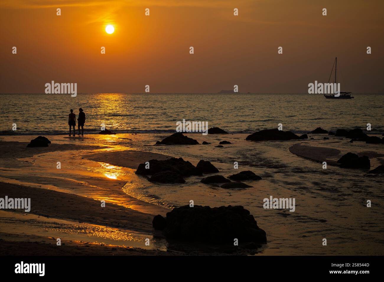 Bellissimo paesaggio di due persone a Long Beach (Phra Ae Beach) a Koh Lanta, Thailandia, al tramonto. Foto Stock