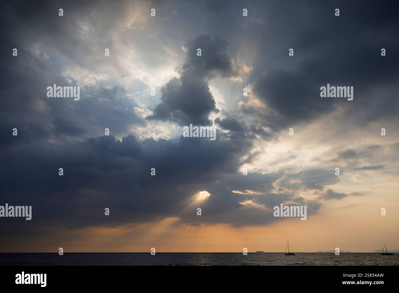 Splendido paesaggio di cielo e mare spettacolari e nuvolosi durante il tramonto a Long Beach (Phra Ae Beach) a Koh Lanta, Thailandia. Foto Stock