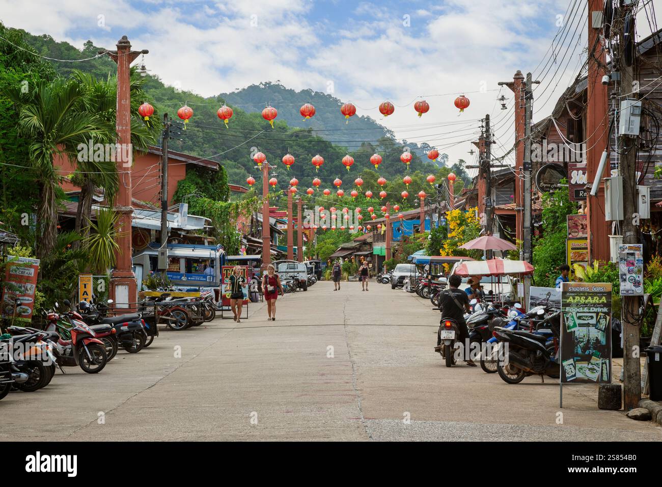 Vecchi edifici, lanterne rosse e pochi turisti nella storica città vecchia di Koh Lanta, Thailandia, in una giornata di sole. Foto Stock