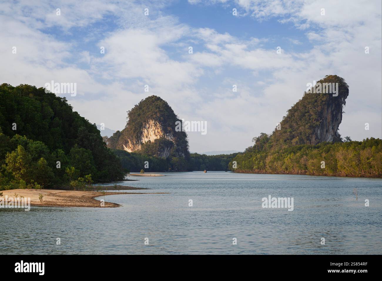Khao Kanab Nam, le due famose montagne gemelle di pietra calcarea e le foreste di mangrovie lungo il fiume Krabi nella città di Krabi, in Thailandia, in una giornata di sole. Foto Stock